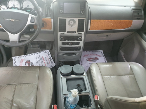 Imagem 8 de 10 de Chrysler Town Country Limited 2009 Prata