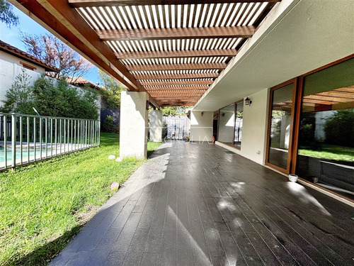 Casa En Venta De 6 Dorm. En Colina