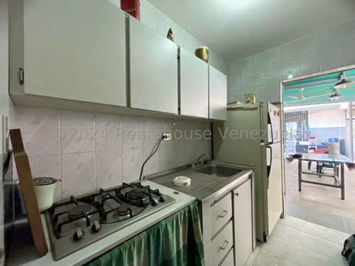 Casa Residencial Y Comercial En Venta Con Apartamento Anexo En Segundo Nivel Local Comercial A Pie De Calle Av 10 Diciembre Estef 25-7916