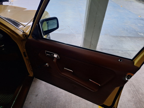 Mercedes Benz 300d. Full