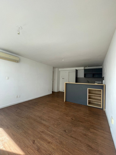 Apartamento En Octavo Piso Con 3 Dormitorios, 2 Baños, Parrillero Y Garaje Incluido