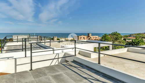 Casa En Venta A 50 Metros De La Playa. Piriápolis - Punta Colorada. Piscina 3 Dormitorios, 3 Baños
