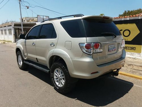 Imagen 3 de 15 de Toyota Fortuner Sr