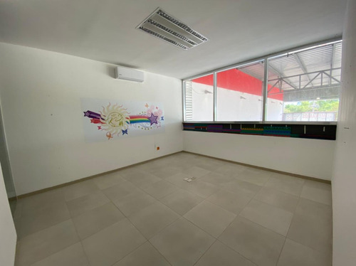 Renta De Local Comercial Con Bodega De 25m2 En Plaza Las Velas L-24a, Total De 162 M2 Cancún.