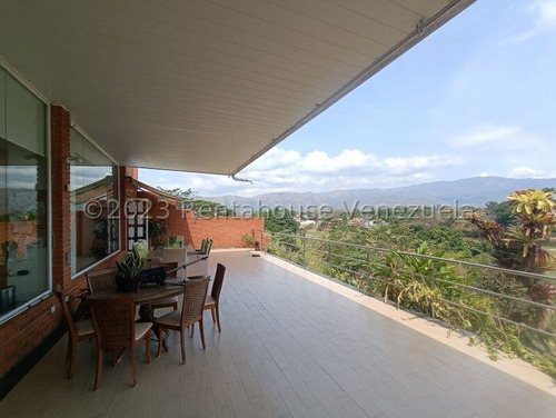 Espectacular Casa Ubicada En La Mejor Urbanización De Valencia, A Pie Del Prestigioso Campo De Golf De Guataparo Country Club. Casa De Reciente Construcción, Con Un Tamaño Manejable Para La Familia.