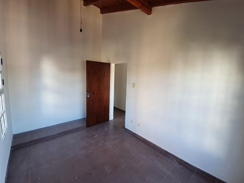 Imagen 20 de 28 de Casa De Tres Dormitorios, Dos Baños, Cochera, Amplio Terreno Y Pileta