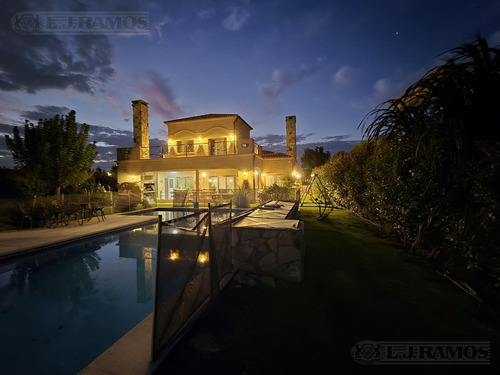 Casa Al Lago En Venta En El Barrio Muelles, Puertos / Escobar