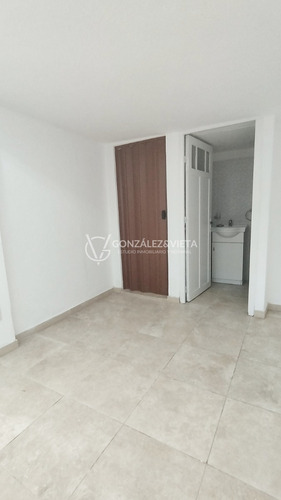 Cómodo Apartamento De Un Dormitorio Con Entrepiso Funcional En Brazo Oriental.-