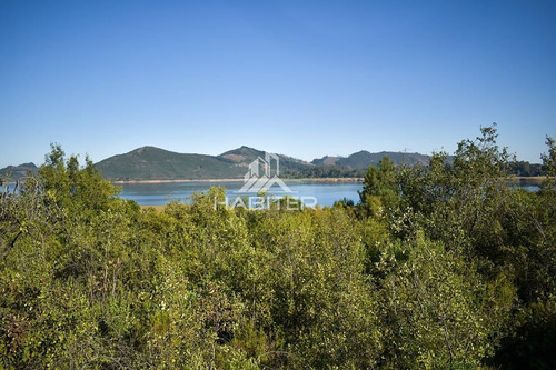 Casa En Venta De 5 Dorm. En Colbún