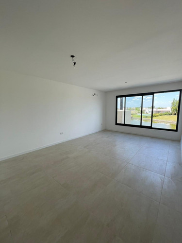 Casa De 2 Pisos Apto Credito - En San Sebastián Salida A La Laguna Area - Dueño Directo Sin Comision
