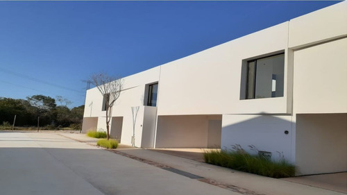 Casa En Venta En Cholul, Mérida