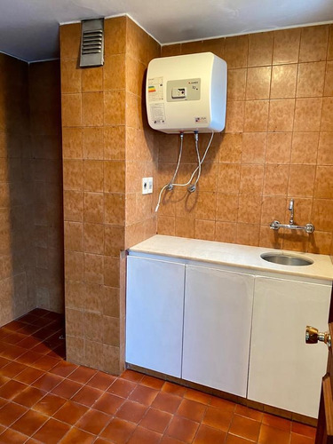 Alquiler Oficina Ciudad Vieja, Muy Amplia Frente Al Puerto