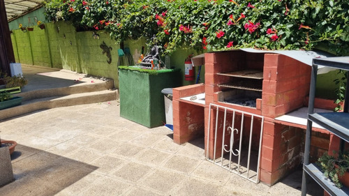 Se Vende Casa Con 2 Cabañas Ubicada En Sector Miraflores