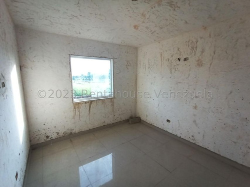 Hermosa Parcela De Terreno De 208,40 M2 Con Casa Estilo Duplex Construida Sobre Ella De Aproximadamente 165 M2, Su Distribucion Es Concepto Abierto En Obra Limpia Con Pisos En Porcelanato