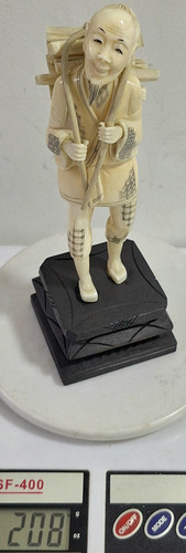Figura Material Noble Leñador Cargando Leña (Usado)