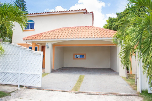 Imagen 25 de 30 de Exquisita Casa En Bávaro Con Piscina Y Amueblada