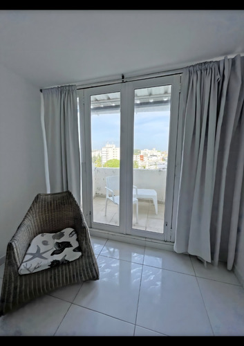 Imagen 7 de 19 de Apartamento De Tres Niveles Con Vista Al Mar