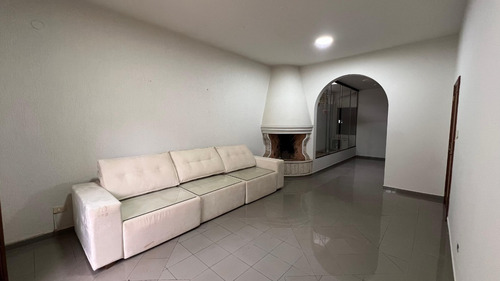 Alquilo Casa Con Piscina En Pleno Centro De Encarnación: 5 Habitaciones Y 4 Baños