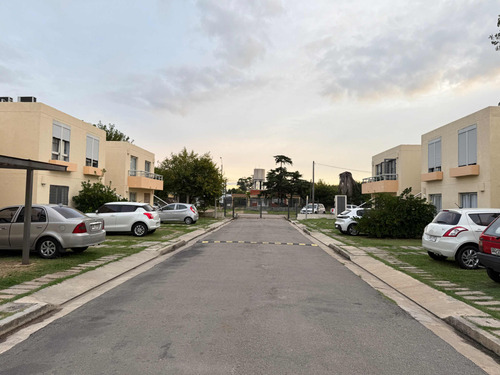 Se Alquila Duplex Nuevos Y Semi Nuevos De 2 Dorm Con Lugar P/ Auto Y Patio Al Fdo !!