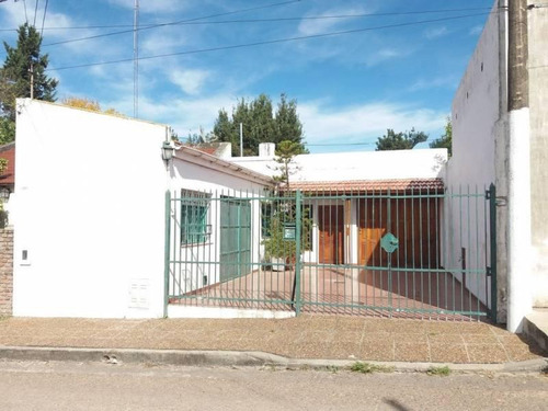 Imagen 2 de 24 de Se Vende Casa De 3 Dormitorios Con Cochera. Muy Buena Ubicacion