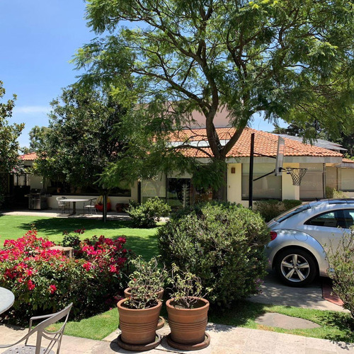 Casa En Las Lomas Con Grandes Espacios