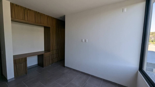 Hermosa Casa En Altozano, 4 Recámaras, 4 Baños Completos, Cto Servicio Con Baño