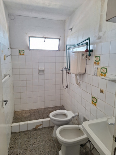 Cayambe Y Juan Rosas. Complejo Viviendas. 1er Piso. 2 Dorm