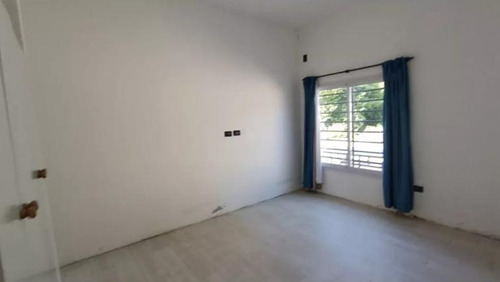 Casa En Venta - 2 Dormitorios 1 Baño - Cochera - 800mts2 - Paso Del Rey