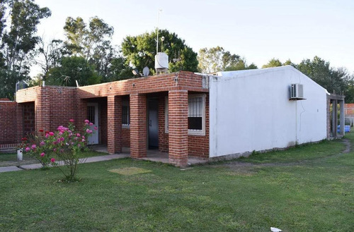 Casa Venta 2 Dormitorios 1 Baño 1 Patio 3 Cocheras 1140 Mts 2 Totales - Lisandro Olmos