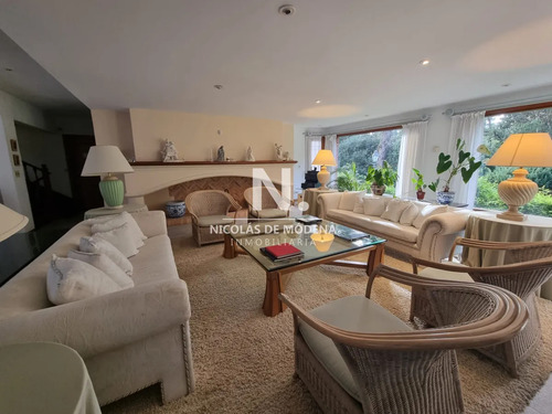 Vende Espectacular Casa En Beverly Hills - Punta Del Este De 2 Plantas Con Piscina, Parrillero