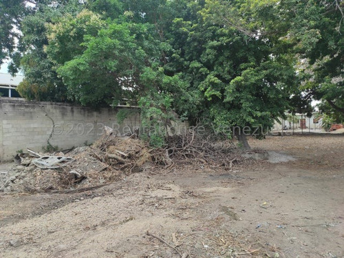 Terreno En Venta Santa Rita Av Principal Amplio Terreno 1900 Metros Cuadrados Aguas Servidas Acometidas Electricidad Negociable Estef 23-27764