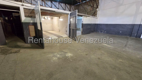 Ms: 25-24198 Se Vende Amplio Y Cómodo Galpón En Catia. A=867m2, 2b, 8p.