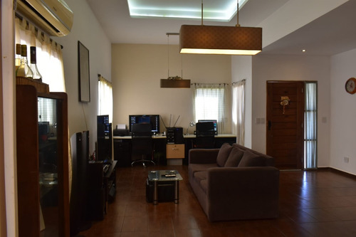 Casa En Venta En Pilar, Barrio La Angélica.