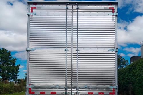Imagem 4 de 5 de Caminhão Volvo Vm 330 8x2 22/22 - Baú Carga Seca