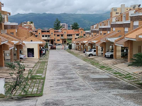 Townhouse Moderno En Residencia Monte Plata, Trigal Norte, Valencia. Minerva K