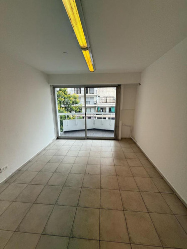 Oficina En Venta Con Balcón , Zona Centro
