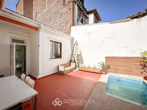 Casa En Venta De 2 Dorm. En Santiago