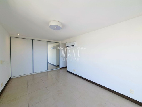 Imagen 9 de 30 de Venta De Apartamento Penthouse Dúplex De 4 Dormitorios Y 6 Baños En Suite, Frente Al Mar En Punta Del Este.