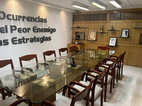 Edificio De Oficinas De Tres Niveles, Con Excelente Ubicación