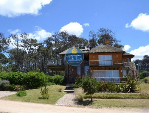 Solida Residencia Emplazada En Un Lote Esquinero, Lo Que Le Da Una Sensación De Gran Amplitud, Fue Diseñada Por El Arquitecto Leandro Bardach- Ref: 5768