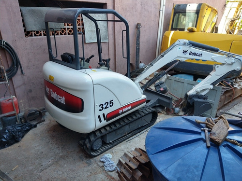 Imagem 1 de 4 de Bob Cat Mini Escavadeira 325