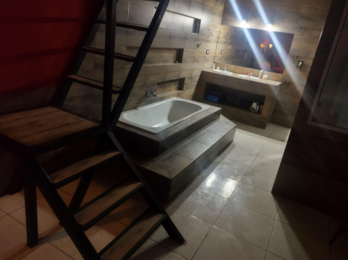 Casa En Venta - 4 Dormitorios 4 Baños - Cocheras - 344mts2 - Burzaco