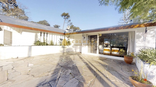 Encantadora Casa En Playa Mansa Consulte!! Con Un Entorno Inigualable- Ref: 2600