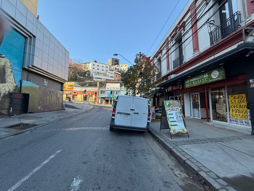 Local De 82m2 En Calle Quillota, Valparaíso