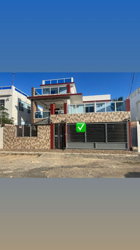 En Venta Hermosa Y Cómoda Casa De Tres Niveles En San Isidro