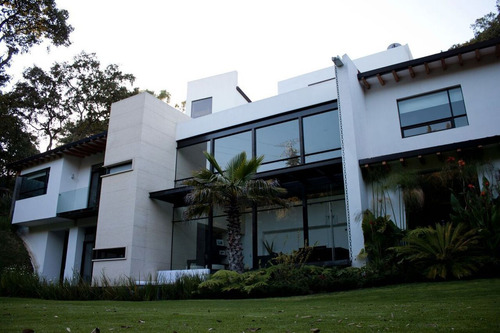 De Revista, A Doble Altura Y Con Enorme Jardin