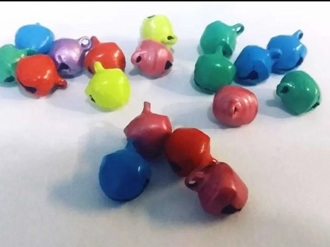 100 Cascabeles De Colores De 1 Cm Metal 