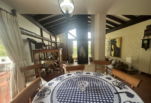 Casa Sólida Estilo Español En Sector Tradicional