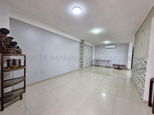Vendo Hermosa Townhouse Ubicada En Conj. Res. Las Carolinas Ii Turmero, Cód. 25-795 Myc