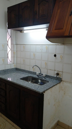 Alquiler De Departamento En Burzaco: 2 Amb. Centrico 1er Piso S/av.h.irigoyen. Sin Expensas.